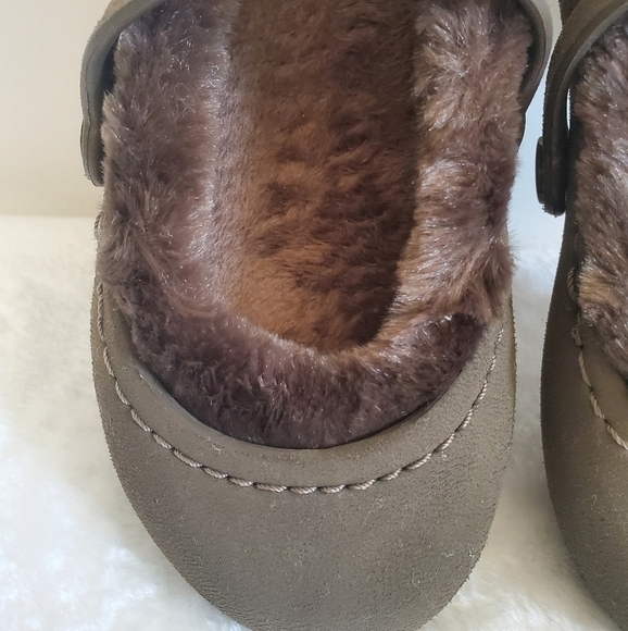 𝅺CROCS Brown Faux Fur Lined Suede Mary Jane Slip On Shoes Child Size 6-7 - Picture 8 of 11